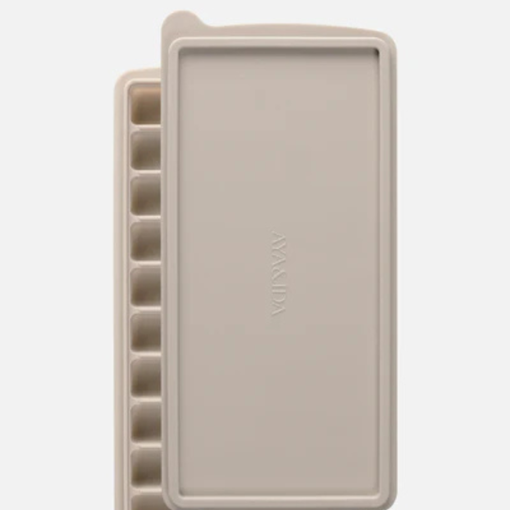 AYA&IDA Ice Cube Tray je praktická silikonová forma navržená pro výrobu dlouhých ledových kostek, které se snadno vejdou do termo lahví AYA&IDA i dalších oblíbených hrnků a tumblerů. Ideální pro osvěžující nápoje během horkých dnů.  • Silikonová forma na dlouhé ledové kostky • Kostky perfektně pasují do lahví AYA&IDA • Vhodné také pro CUP2GO, Food’ie nebo Thermo Cup with Straw • Vytvoří až 10 ledových kostek najednou • Flexibilní silikon pro snadné vyjmutí ledu • Praktické silikonové víčko pro bezpečné uzavření • Vyrobeno ze 100% potravinářského silikonu • Odolná a znovupoužitelná alternativa k jednorázovým produktům • Certifikace LFGB pro styk s potravinami • Každým nákupem AYA&IDA přispívá prostřednictvím UNICEF na 100 litrů pitné vody pro děti v nouzi  Rozměr: délka 23,5 cm × šířka 11 cm × výška 2,5 cm  Hmotnost: 188 g  Materiál: 100 % potravinářský silikon  Péče: vhodné do myčky nádobí.