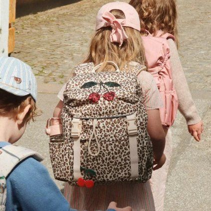 Clover school bag je funkční favorit s promyšleným designem, který šetří dětská záda. Má nastavitelné ramenní popruhy, měkké polstrování zad a bederní pás pro extra oporu. Nechybí integrovaná pláštěnka ukrytá v horní části, praktický vak na tělocvik ani reflexní přívěsek pro lepší viditelnost. Batoh nabízí hlavní prostornou přihrádku na knihy, polstrovanou kapsu na svačinový box a vnější kapsu na láhev. Zapínání na přezku a stahovací šňůrku je snadno ovladatelné i pro malé ruce.  • Ergonomický design s bederním pásem • Nastavitelné ramenní popruhy • Měkké polstrování zad • Integrovaná pláštěnka • Přídavný vak na tělocvik • Reflexní přívěsek pro lepší viditelnost • Hlavní přihrádka na knihy • Polstrovaná kapsa na svačinový box • Vnější kapsa na láhev • Vodoodpudivá úprava s BIONIC-FINISH® ECO  Materiál: 100 % polyester  Objem: 12 l  Velikost: 36 × 26 × 13 cm  Certifikace: OEKO-TEX® STANDARD 100, třída 1 (DTI Tekstil, DTI 2276-361)