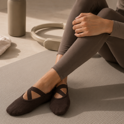 SISTERLY TRIBE Pilates ponožky - Espresso