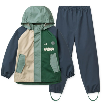 Pedia Rainwear Set je nepromokavá souprava navržená pro starší děti, které se rády pohybují venku za každého počasí. Díky vysoké voděodolnosti, prodyšnému materiálu a promyšleným detailům poskytuje pohodlí během školních dnů, výletů i her v přírodě.  • Dětská nepromokavá souprava do deště • Vodní sloupec 20 000 mm • Prodyšný materiál vhodný pro aktivní pohyb • Vyrobena ze 100% GRS certifikovaného recyklovaného polyesteru • Podlepené švy pro maximální ochranu před deštěm • Krytý přední zip s dětským suchým zipem šetrným k jemným úpletům • Bunda s odnímatelnou kapucí • Elastické manžety rukávů • Ventilační otvory v podpaží pro větší komfort • Kalhoty s nastavitelným pasem • Elastické zakončení nohavic pro pohodlné nošení • Odnímatelné silikonové pásky pod chodidla pomáhají držet nohavice na místě • Reflexní prvky pro lepší viditelnost • Navrženo pro pohodlí, odolnost a volný pohyb za každého počasí • Rozvíjí: samostatnost, pohyb venku a radost z objevování přírody  Materiál: 100 % GRS certifikovaný recyklovaný polyester  Péče: perte na 30 °C. Před praním zapněte zipy, suché zipy a druky. Nesušit v sušičce, nežehlit, nebělit.