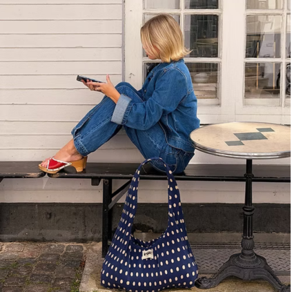 THE STICKY SIS CLUB Kabelka pleated dots marine + marzipan (4)