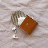 THE STICKY SIS CLUB Pouzdro na Airpods - Brick red + biscotti beige + poppy red