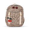 Clover school bag je funkční favorit s promyšleným designem, který šetří dětská záda. Má nastavitelné ramenní popruhy, měkké polstrování zad a bederní pás pro extra oporu. Nechybí integrovaná pláštěnka ukrytá v horní části, praktický vak na tělocvik ani reflexní přívěsek pro lepší viditelnost. Batoh nabízí hlavní prostornou přihrádku na knihy, polstrovanou kapsu na svačinový box a vnější kapsu na láhev. Zapínání na přezku a stahovací šňůrku je snadno ovladatelné i pro malé ruce.  • Ergonomický design s bederním pásem • Nastavitelné ramenní popruhy • Měkké polstrování zad • Integrovaná pláštěnka • Přídavný vak na tělocvik • Reflexní přívěsek pro lepší viditelnost • Hlavní přihrádka na knihy • Polstrovaná kapsa na svačinový box • Vnější kapsa na láhev • Vodoodpudivá úprava s BIONIC-FINISH® ECO  Materiál: 100 % polyester  Objem: 12 l  Velikost: 36 × 26 × 13 cm  Certifikace: OEKO-TEX® STANDARD 100, třída 1 (DTI Tekstil, DTI 2276-361)
