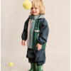 Pedia Rainwear Set je nepromokavá souprava navržená pro starší děti, které se rády pohybují venku za každého počasí. Díky vysoké voděodolnosti, prodyšnému materiálu a promyšleným detailům poskytuje pohodlí během školních dnů, výletů i her v přírodě.  • Dětská nepromokavá souprava do deště • Vodní sloupec 20 000 mm • Prodyšný materiál vhodný pro aktivní pohyb • Vyrobena ze 100% GRS certifikovaného recyklovaného polyesteru • Podlepené švy pro maximální ochranu před deštěm • Krytý přední zip s dětským suchým zipem šetrným k jemným úpletům • Bunda s odnímatelnou kapucí • Elastické manžety rukávů • Ventilační otvory v podpaží pro větší komfort • Kalhoty s nastavitelným pasem • Elastické zakončení nohavic pro pohodlné nošení • Odnímatelné silikonové pásky pod chodidla pomáhají držet nohavice na místě • Reflexní prvky pro lepší viditelnost • Navrženo pro pohodlí, odolnost a volný pohyb za každého počasí • Rozvíjí: samostatnost, pohyb venku a radost z objevování přírody  Materiál: 100 % GRS certifikovaný recyklovaný polyester  Péče: perte na 30 °C. Před praním zapněte zipy, suché zipy a druky. Nesušit v sušičce, nežehlit, nebělit.