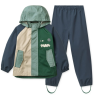 Pedia Rainwear Set je nepromokavá souprava navržená pro starší děti, které se rády pohybují venku za každého počasí. Díky vysoké voděodolnosti, prodyšnému materiálu a promyšleným detailům poskytuje pohodlí během školních dnů, výletů i her v přírodě.  • Dětská nepromokavá souprava do deště • Vodní sloupec 20 000 mm • Prodyšný materiál vhodný pro aktivní pohyb • Vyrobena ze 100% GRS certifikovaného recyklovaného polyesteru • Podlepené švy pro maximální ochranu před deštěm • Krytý přední zip s dětským suchým zipem šetrným k jemným úpletům • Bunda s odnímatelnou kapucí • Elastické manžety rukávů • Ventilační otvory v podpaží pro větší komfort • Kalhoty s nastavitelným pasem • Elastické zakončení nohavic pro pohodlné nošení • Odnímatelné silikonové pásky pod chodidla pomáhají držet nohavice na místě • Reflexní prvky pro lepší viditelnost • Navrženo pro pohodlí, odolnost a volný pohyb za každého počasí • Rozvíjí: samostatnost, pohyb venku a radost z objevování přírody  Materiál: 100 % GRS certifikovaný recyklovaný polyester  Péče: perte na 30 °C. Před praním zapněte zipy, suché zipy a druky. Nesušit v sušičce, nežehlit, nebělit.