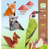 Tato kreativní sada zavede děti do kouzelného lesa plného vlků, lišek, veverek, datlů i hub. Podle jednoduchého návodu a vyznačených linií na papíře vytvoří celkem 24 stojících zvířátek. Origami je zábavná aktivita, která rozvíjí trpělivost, přesnost i radost z vlastnoručně vytvořených figurek.  Proč si ji děti zamilují • složí si 24 roztomilých lesních zvířátek • předznačené přehyby usnadňují skládání • hotová zvířátka samostatně stojí a lze si s nimi hrát • krásné ilustrace přenesou děti do kouzelného lesa • ideální tvoření o samotě i s kamarády • podrobný barevný návod provede každým krokem  Názor logopedky Mgr. Daniely Pravcové Origami je skvělou aktivitou pro rozvoj jemné motoriky, koordinace obou rukou i prostorové představivosti. Přesné skládání papíru podporuje soustředění, trpělivost a schopnost postupovat podle návodu. Povídání o vznikajících zvířátkách navíc přirozeně rozvíjí slovní zásobu i fantazii.  Podporuje u dětí • jemnou motoriku • koordinaci obou rukou • prostorovou představivost • soustředění a trpělivost • logické myšlení • kreativitu a fantazii  Detaily produktu • Kreativní sada Origami s motivem lesních zvířat • Předznačené přehyby usnadňují skládání papíru • Hotová zvířátka lze postavit a využít ke hře • Obsah balení: 24 potištěných archů papíru (20 × 20 cm) a barevný návod krok za krokem • Materiál: papír a karton s certifikací FSC® • Rozměry archů: 20 × 20 cm • Rozměry balení: 21,5 × 23 × 0,5 cm • Hmotnost balení: 0,159 kg • Doporučený věk: od 7 do 12 let
