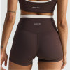 SISTERLY TRIBE Softsculpt šortky s dvojitou vrstvou – Espresso