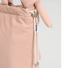 Rain Ona Bag je vyrobena ze 100% nylonu s vodoodpudivou úpravou a doplněna praktickými vnějšími kapsami. Nastavitelné popruhy umožňují nosit ji jako kabelku, crossbody, tašku přes rameno nebo bato (5)